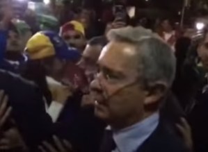 Uribe también llegó a Bogotá con su bolsita de medicinas para Venezuela (Video)