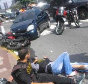 Funcionarios de la DIM colisionaron contra un vehículo en la avenida Bolívar (Foto)