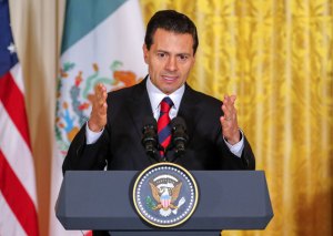 Peña Nieto “lamenta y reprueba” la orden de Trump para construir muro