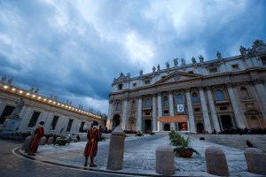 Iglesia católica prohíbe esparcir cenizas de los difuntos o tenerlas en casa