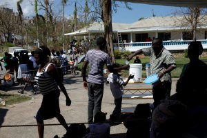 Haití intenta mejorar distribución de ayuda tras paso de huracán, brote de cólera complica esfuerzos