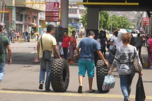 Cancillería colombiana prohíbe salida de cauchos y repuestos hacia Venezuela