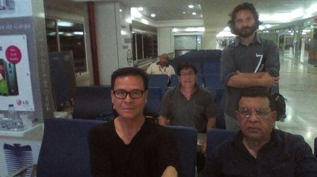 Los peruanos Ricardo Burgos, Leónidas Chávez, Armando Muñoz y el argentino Rodrigo Abd (de pie) permanecen en el aeropuerto de la capital de Venezuela. (Foto: Twitter)