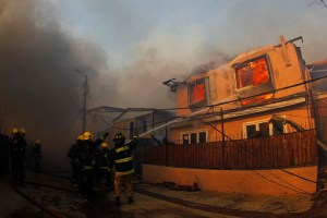 Suben a 140 las viviendas quemadas por incendio en ciudad Chilena Valparaíso