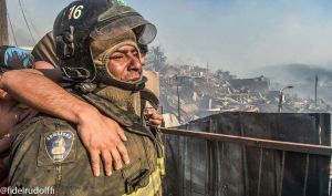 ¡Todo un héroe! Este bombero chileno continúo trabajando mientras su casa ardía