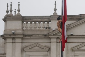 ¡Upa cachete!… Un hombre desnudo se trepó a un mástil frente al palacio del Gobierno chileno (+fotos)