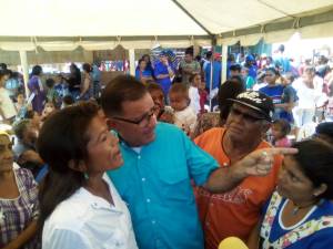 Juan Carlos Fernández inicia campaña llevando alimentos a los más necesitados de Maracaibo