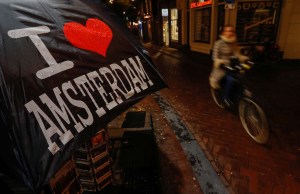 Ámsterdam propone prohibir fumar cannabis en su casco antiguo