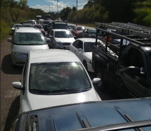 Trancaron autopista en Bolívar para exigir medicinas, alimentos y gas este #27Dic