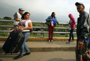 Paso de venezolanos a Colombia comenzó a normalizarse este sábado, según autoridades