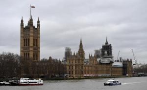 La policía británica analiza un paquete sospechoso hallado en Westminster