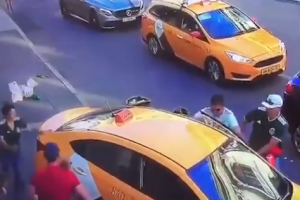 Conductor de taxi fue perseguido por una multitud tras accidente en Moscú (video)