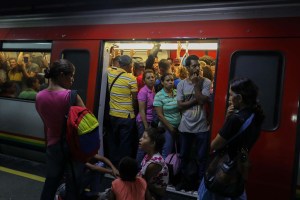 ¡No pegan una! Usuarios denuncian retraso en la Línea 1 del Metro de Caracas #18Feb