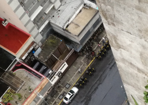 Antimotines se desplazan por la avenida México, luego de explosiones en acto de Maduro (VIDEO)