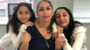 Es esposa de un veterano y madre de dos niñas estadounidenses, pero fue deportada a México
