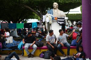 Niño hondureño detenido en la caravana en México se fue sin permiso, dice su padre