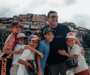 Yasser Méndez visitó Venezuela y propone cambiar motos por guantes