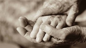 El amor eterno existe: emotivo reencuentro de dos abuelos se volvió VIRAL en Twitter