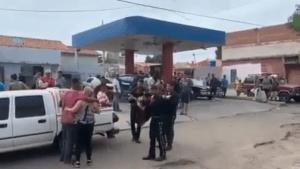 Venezuela y sus cosas: Le llevan serenata mientras hacia larga cola para surtir gasolina (VIDEO)