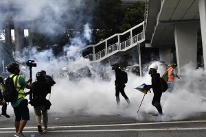 Manifestantes en Hong Kong desafían a la policía durante protesta prohibida