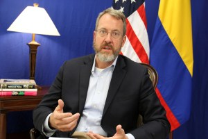 AP: Funcionarios estadounidenses regresaron a Caracas ante alza del precio de los combustibles