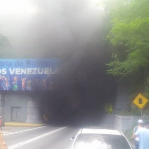 Reportan incendio de un vehículo en la Caracas-La Guaira #21Ago (Foto)