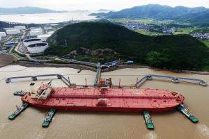 China alquila buques petroleros para cargar 37 MM de barriles de petróleo estadounidense en septiembre