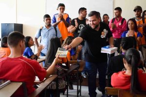 Unidad Universitaria impulsa la academia con donativo de libros (Fotos)