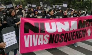 Turba quema comisaría para ajusticiar a sospechoso de feminicidio en selva de Perú