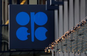 OFICIAL: Opep decide recortar su producción petrolera en 2 millones de barriles diarios