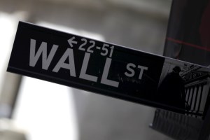 Wall Street no se sacude el miedo al Covid-19 y borra las ganancias iniciales