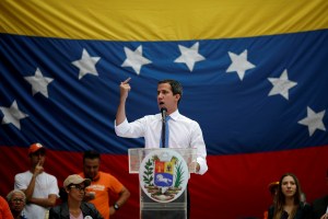 Académicos advierten que eliminación del Gobierno interino atenta contra el cambio democrático en Venezuela