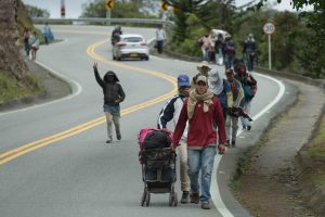 En Video: Así caminan las personas rumbo a Colombia para huir de la crisis #2Nov