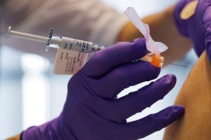 Detectaron la primera reacción alérgica grave por la vacuna de Pfizer en EEUU