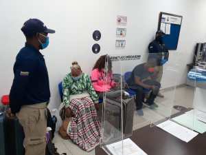 Migración Colombia entregó a tres extranjeros por falsificar pruebas PCR en Cartagena (Fotos)