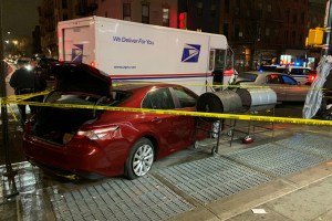 Mujer robó un camión del Servicio Postal y chocó contra más de 10 autos en Nueva York (Fotos)