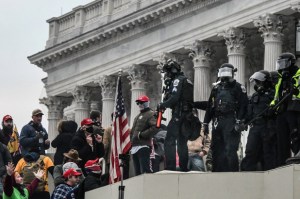 Policía usó un sombrero de “Make America Great Again” durante los disturbios en el Capitolio
