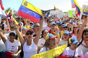 Migrantes cubanos y venezolanos en EEUU piden a Biden ser escuchados