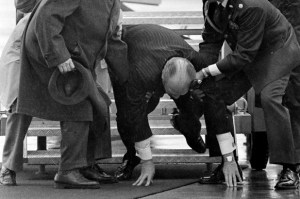 Gerald Ford tropezó como Joe Biden en 1975 en las mismas escaleras
