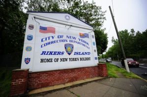 Hombre se suicidó esperando juicio por acoso en la cárcel Rikers de Nueva York