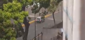 Colapsada por fuerte aguacero la avenida Andrés Bello este #27Abr