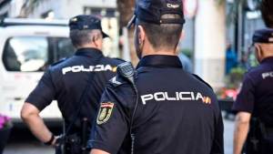 Policía española detiene a tres jóvenes latinos de una banda por muerte a tiros de adolescente