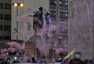 Vandalismo en Bogotá: Prendieron fuego con bengalas a una estatua de Simón Bolívar