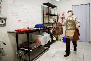 De la cárcel a la pastelería, la reinserción de una mujer paraguaya