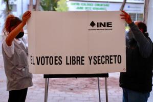 Cerraron los colegios electorales en comicios intermedios de México