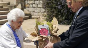Reina Isabel II marcó con un rosal el que hubiera sido el centenario del duque (Fotos)