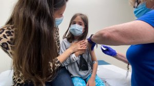 FDA de EEUU analiza autorizar la vacuna contra el Covid-19 para niños