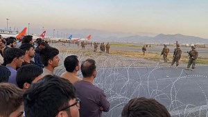 Militares de EEUU establecen un perímetro de seguridad en el aeropuerto de Kabul