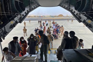 EEUU evalúa qué hacer con afganos que se colaron en sus vuelos de evacuación