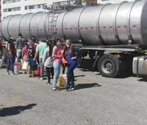 Envían cisternas para abastecer de agua a sectores de Mérida, pero no solucionan el problema de raíz